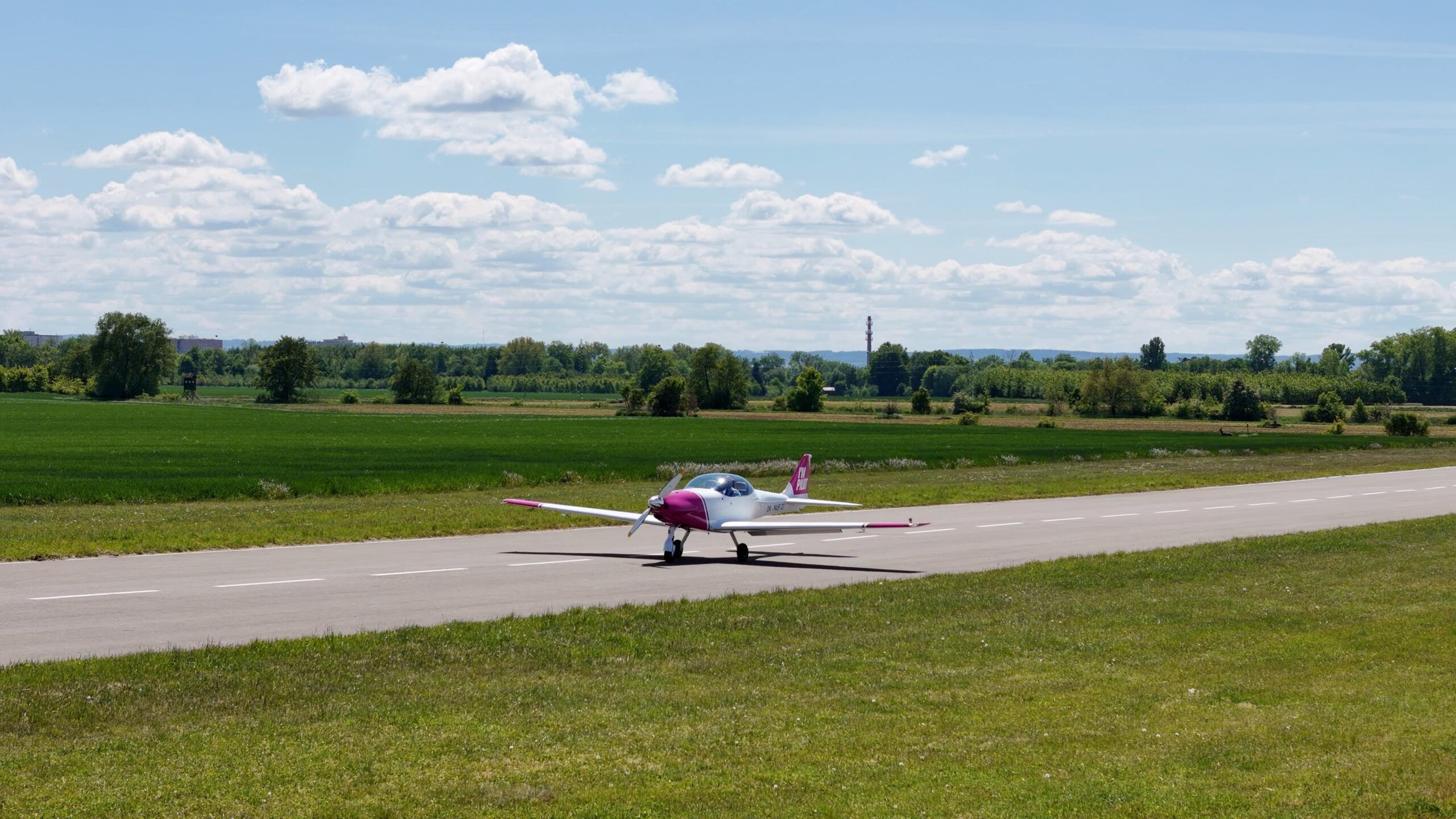 Letadlo Fascination F100 v barvách I’m Pilot na dráze letiště Kunětice