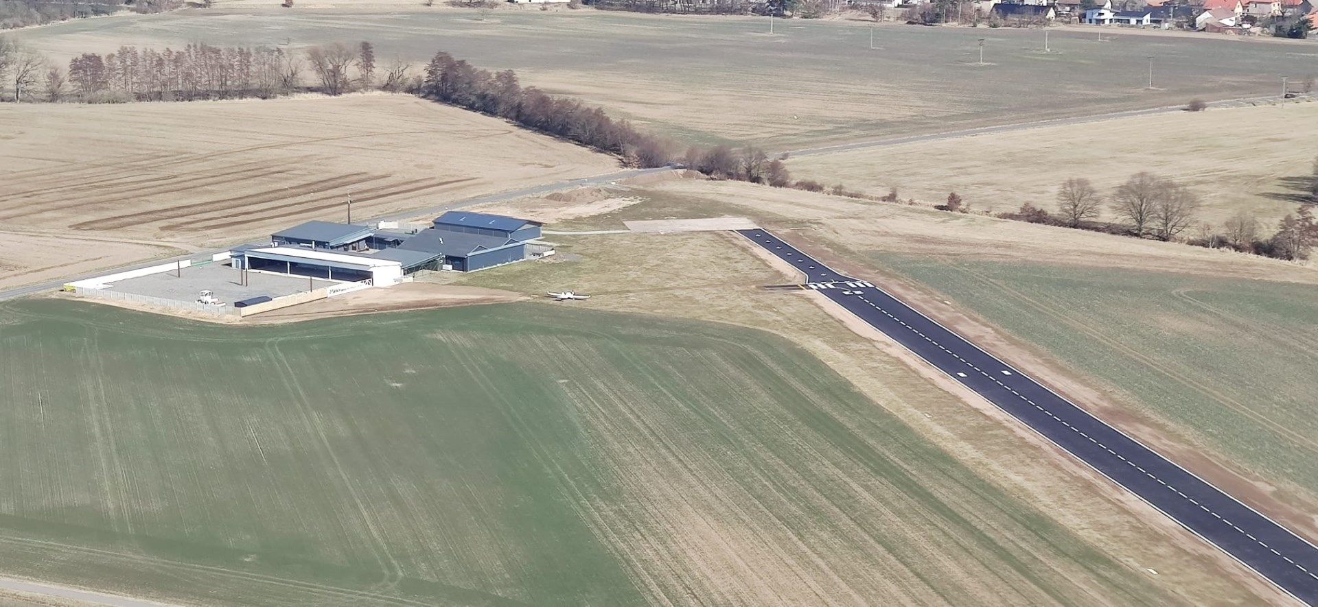 Letecký pohled na letiště Kunětice a okolní krajinu