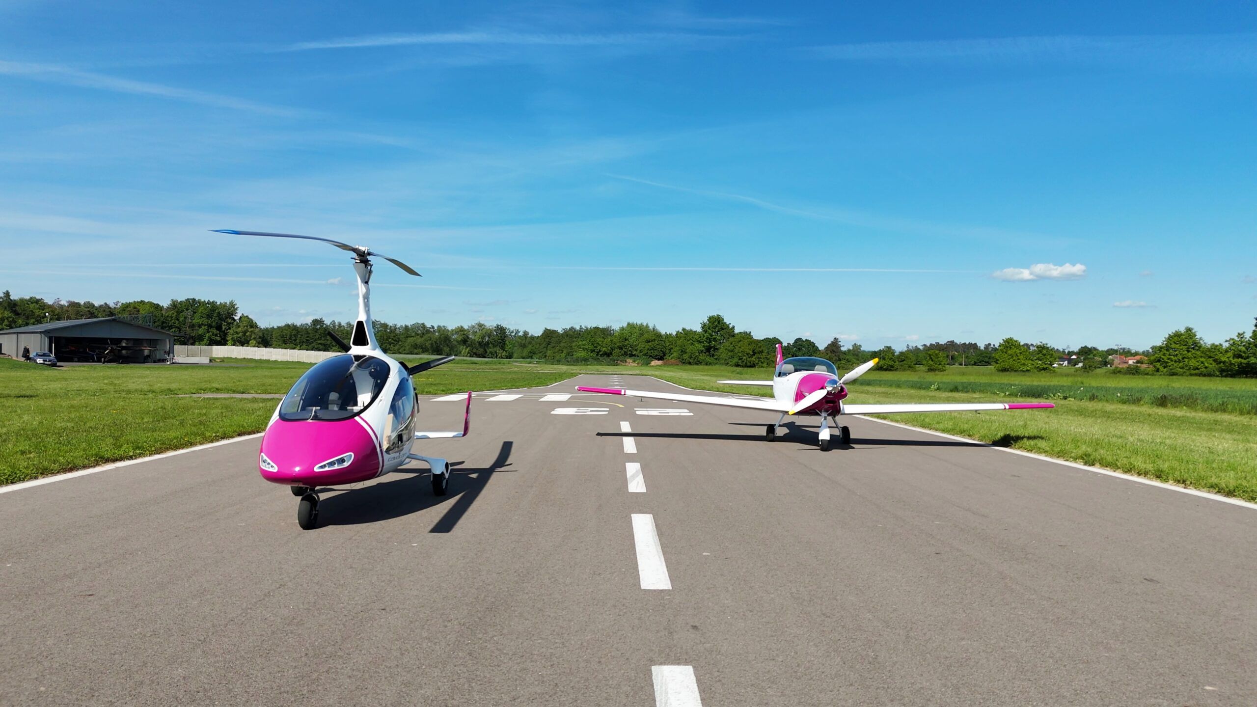 Vírník a letadlo I’m Pilot připravené na dráze