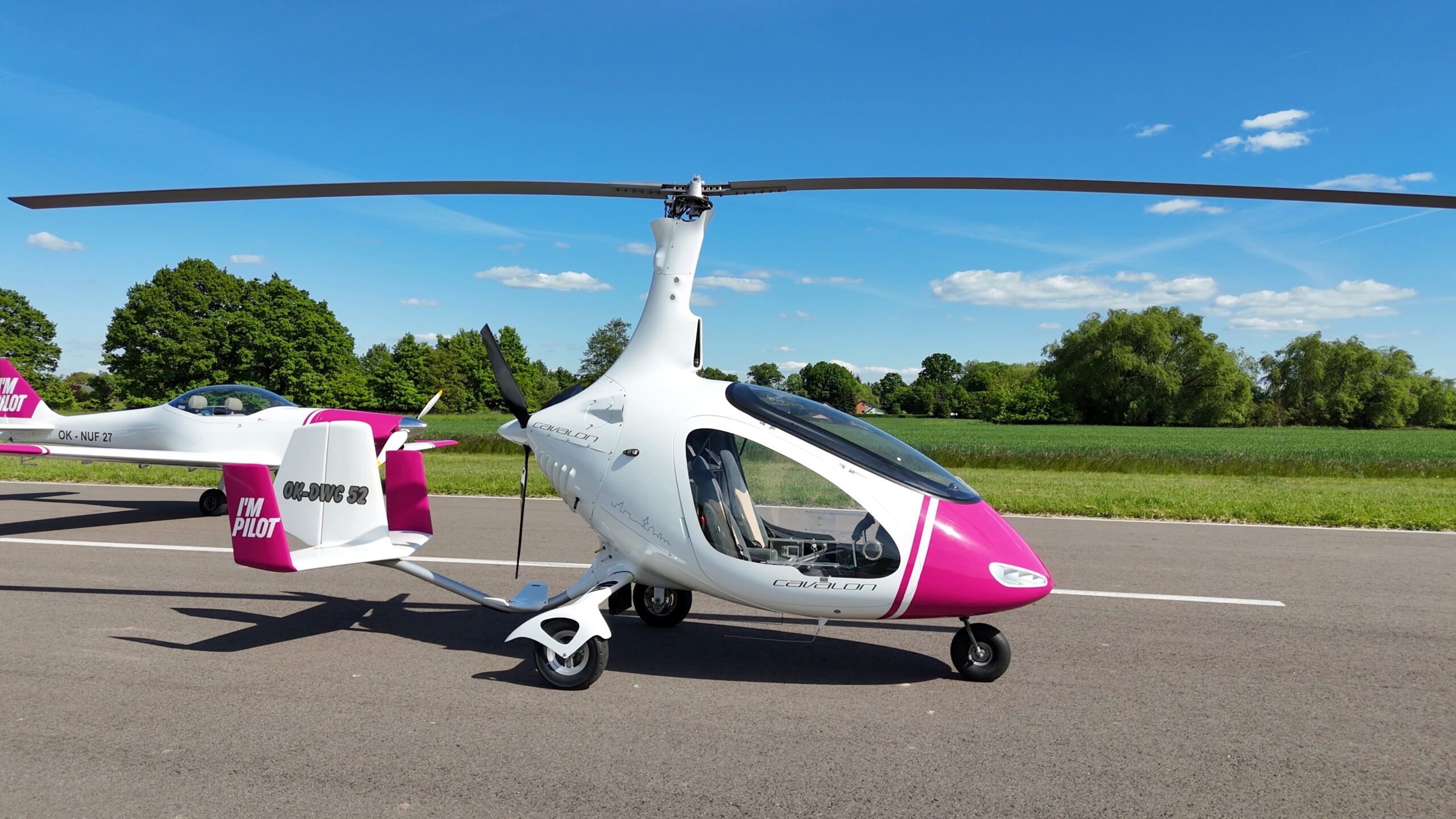 Vírník AutoGyro Cavalon v barvách I’m Pilot na dráze letiště Kunětice